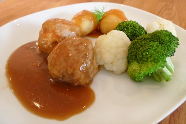 Kjøtkaker med brun saus, kokt potet, brokkoli og blomkål. Foto.