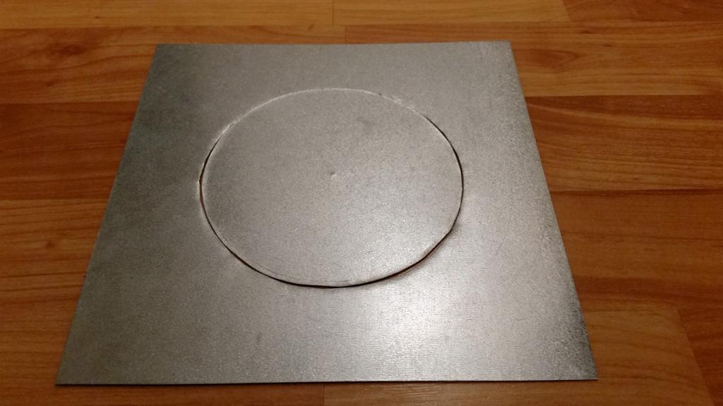 Sirkelformet plate lagt over hull i kvadratisk plate. foto.