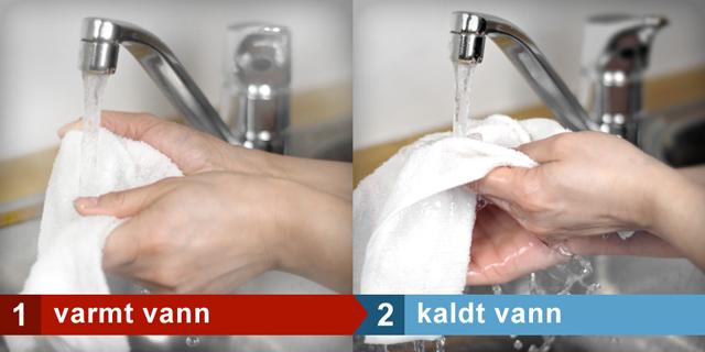 Skylling av klut under rennende vann. Foto.