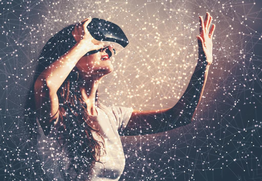 Kvinne som bruker VR-briller mens det ser ut som hun står mellom en mengde lysende prikker med streker mellom seg. Illustrasjon.