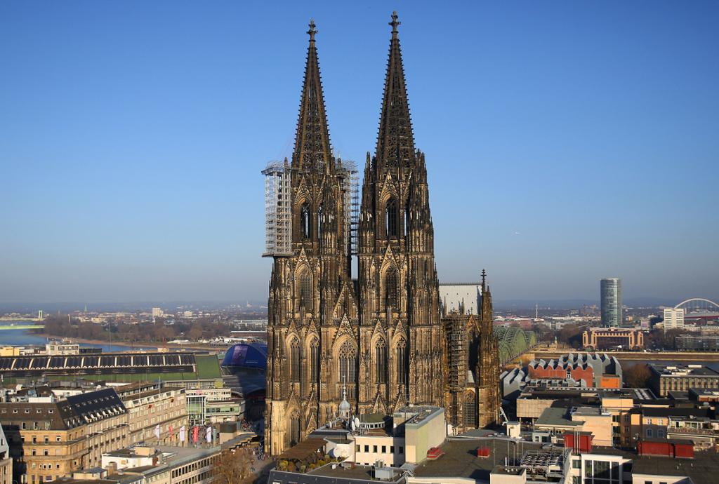 Kölnerdomen med sine to tårn, sett fra lufta. Foto.