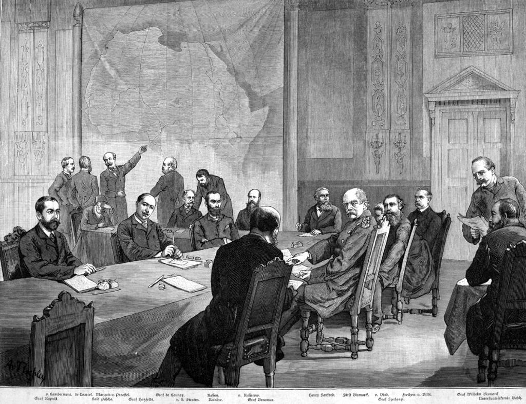 Berlinkonferansen i 1884-85, på tysk kalt Kongokonferenz, med representanter sittende ved et stort bord, samt noen som peker på et kart over Afrika. Illustrasjon.