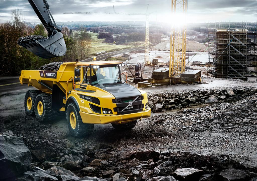 Anleggsplass med gul dumper og gravemaskin