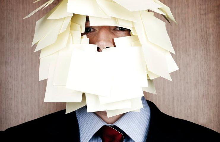 Ansikt med Post-it-lapper. Foto.