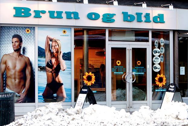 Bilete av ein kampanje for Brun og blid Solsenter.