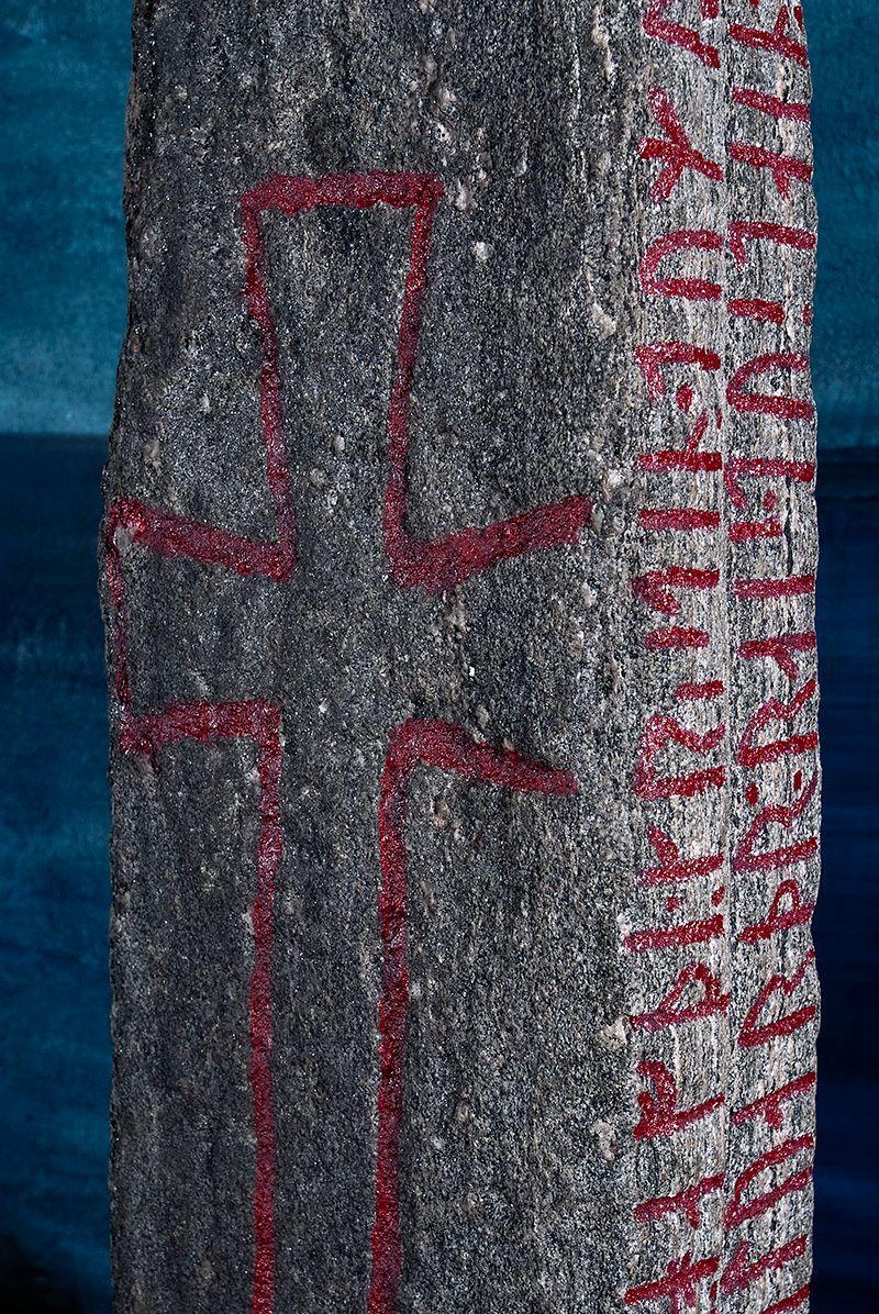 Detalj av Kulisteinen fra Kuløy. Runesteinen beskriver kristningsprosessen i Norge. Foto.
