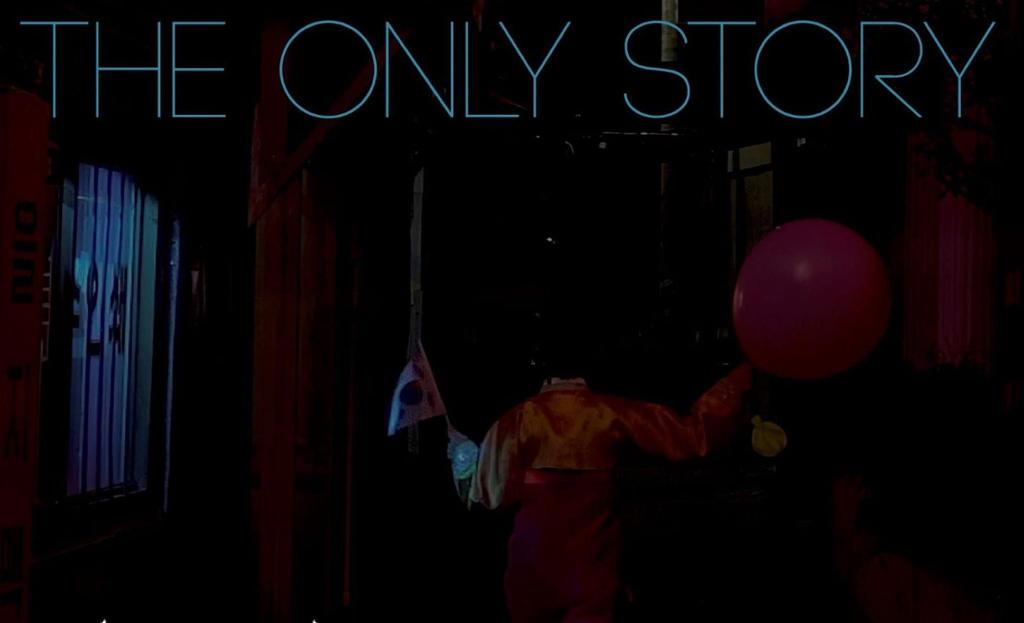 Utsnitt av filmplakat. Biletet viser ei kvinne som ber eit koreansk flagg og rosa ballong i ei mørk bygate. Overskrifta er The Only Story. Filmplakat.