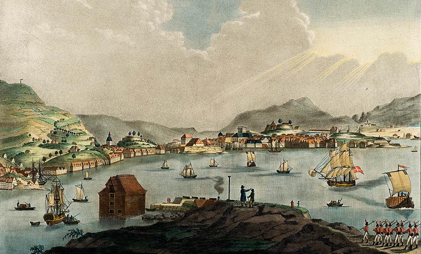 Bergen sett fra Hegreneset, ca. 1800. I bakgrunnen er det brygger, og på fjorden er det skip. I forgrunnen er det nokre menneske og soldatar. Illustrasjon.