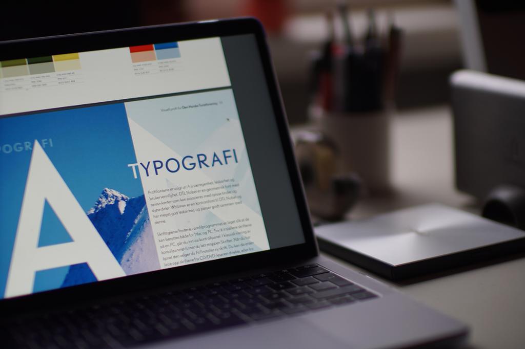 En dataskjerm som viser en nettside med overskriften "Typografi". Foto.