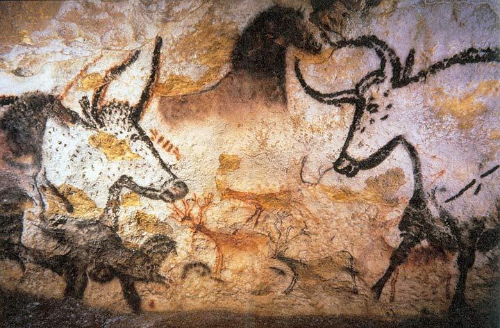 Okser og andre dyr malt på en hulevegg. Streken er markert med ulik tykkelse i forgrunnen. Det er brukt jordfarger. Illustrasjon.