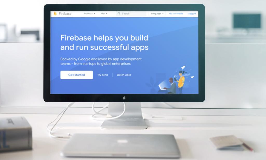 Macbook med blå Firebase-side åpen på skjermen. Foto.
