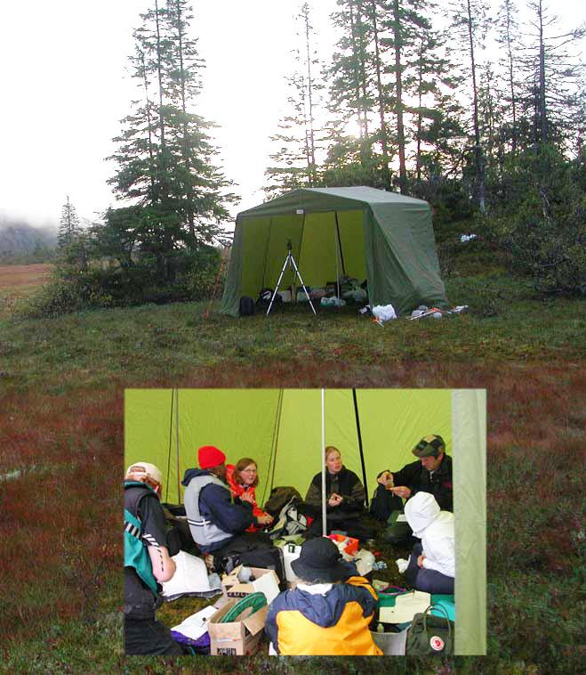 Personer med turutstyr sitter inne i et telt. Foto.