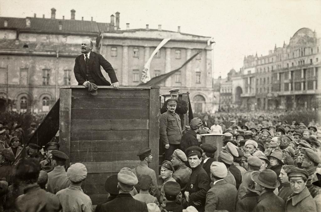 Lenin på talerstolen i 1917. Trotskij står ved siden av. Foto