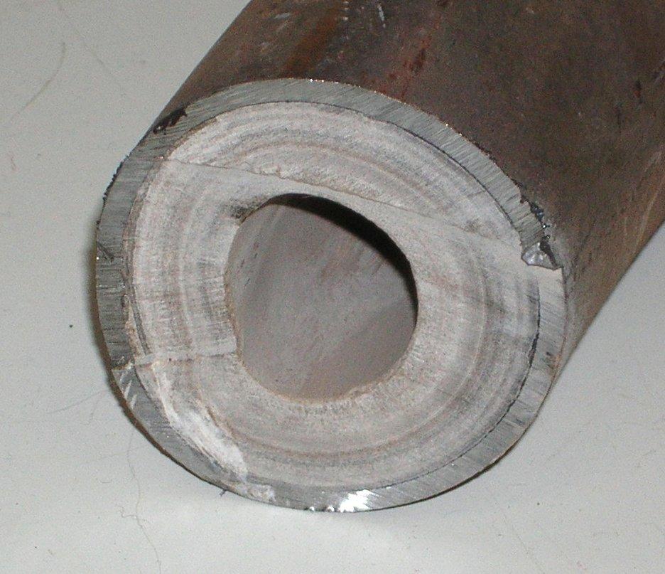 Bildet viser et avsagd rør. Inni røret er det flere lag med avsetning, som reduserer diameteren. Foto.