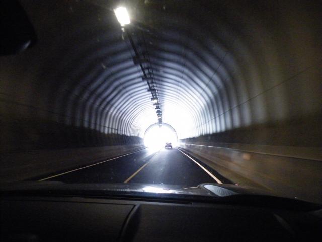 Bilete teke frå bil inne i ein tunnel. Vi ser dagslys i enden. Foto.