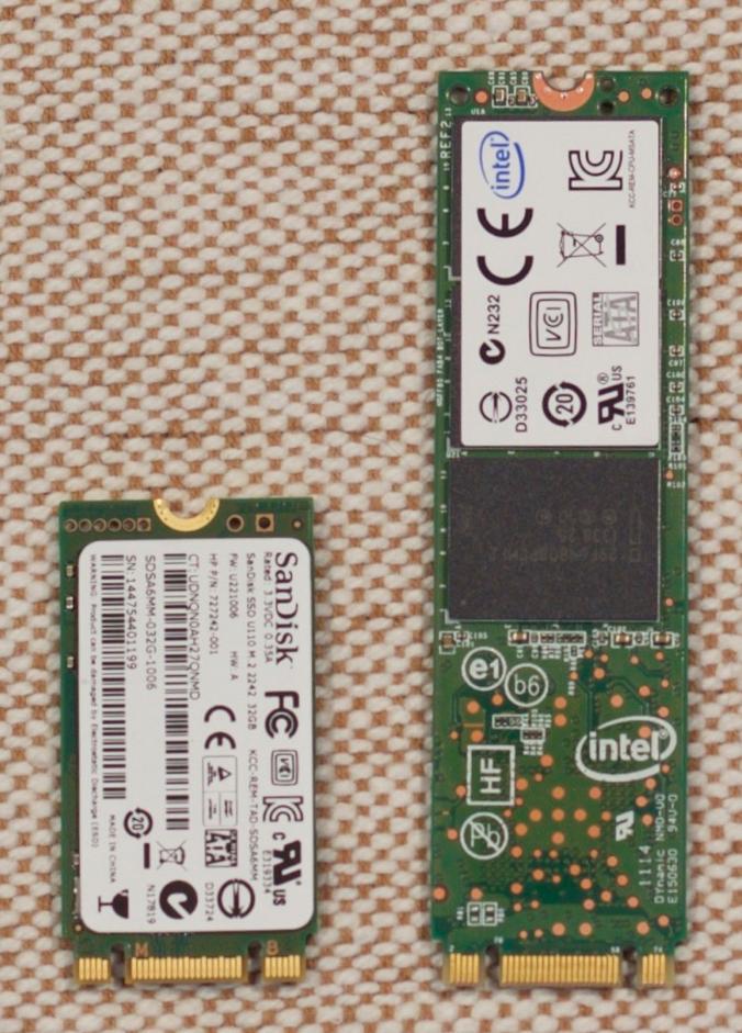 Fire små kretskort (SSDer), tre av dem har en lik M.2 kontakt. Foto