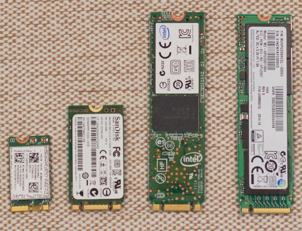 Fire små kretskort (SSD-diskar). Tre av dei har lik M.2-kontakt. Foto.