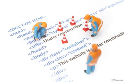 Et ark er fylt med HTML-kode og tekst "sida er under oppbygging". Figurer av arbeidere er plassert på toppen. Illustrasjon.