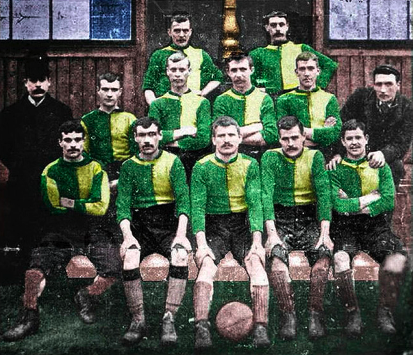 Gammelt lagbilde av fotballlag med grønne og gule drakter. Kolorert svart/hvitt-foto.