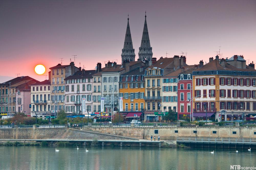 Macon i Maconnais ved elven Saone