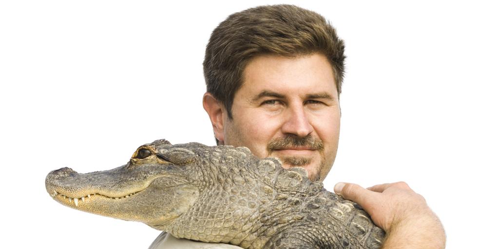 Mann med krokodille i armene. Foto.
