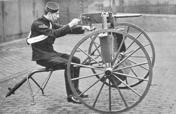 Maskingeværet Maxim Gun i bruk sammen med en såkalt geværvogn. Foto.