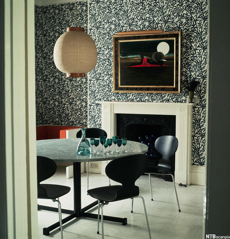 Interiør med stolen Mauren som er designa av Arne Jacobsen. Foto