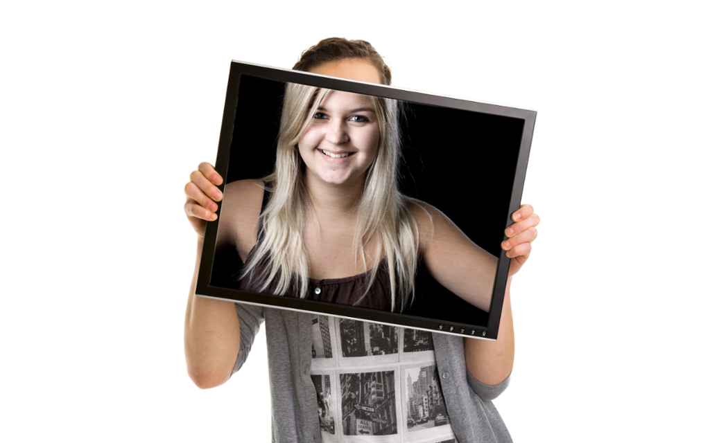 Jente som holder en dataskjerm foran ansiktet. På skjermen vises et jenteansikt, muligens en retusjert versjon av ansiktet til jenta som holder skjermen. Kollasj.