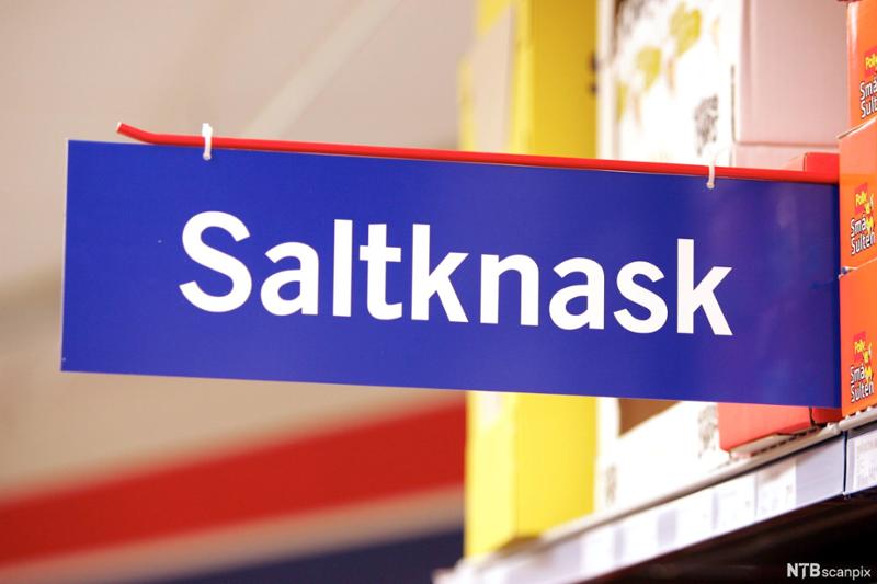 Skilt i butikk med ordet saltknask. Foto. 