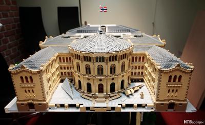 LEGO-modell av Stortinget. Foto.