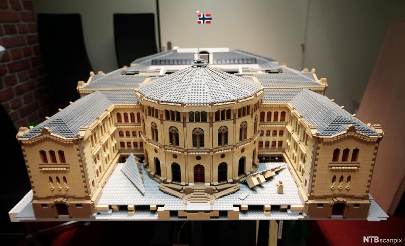 LEGO-modell av Stortinget. Foto.
