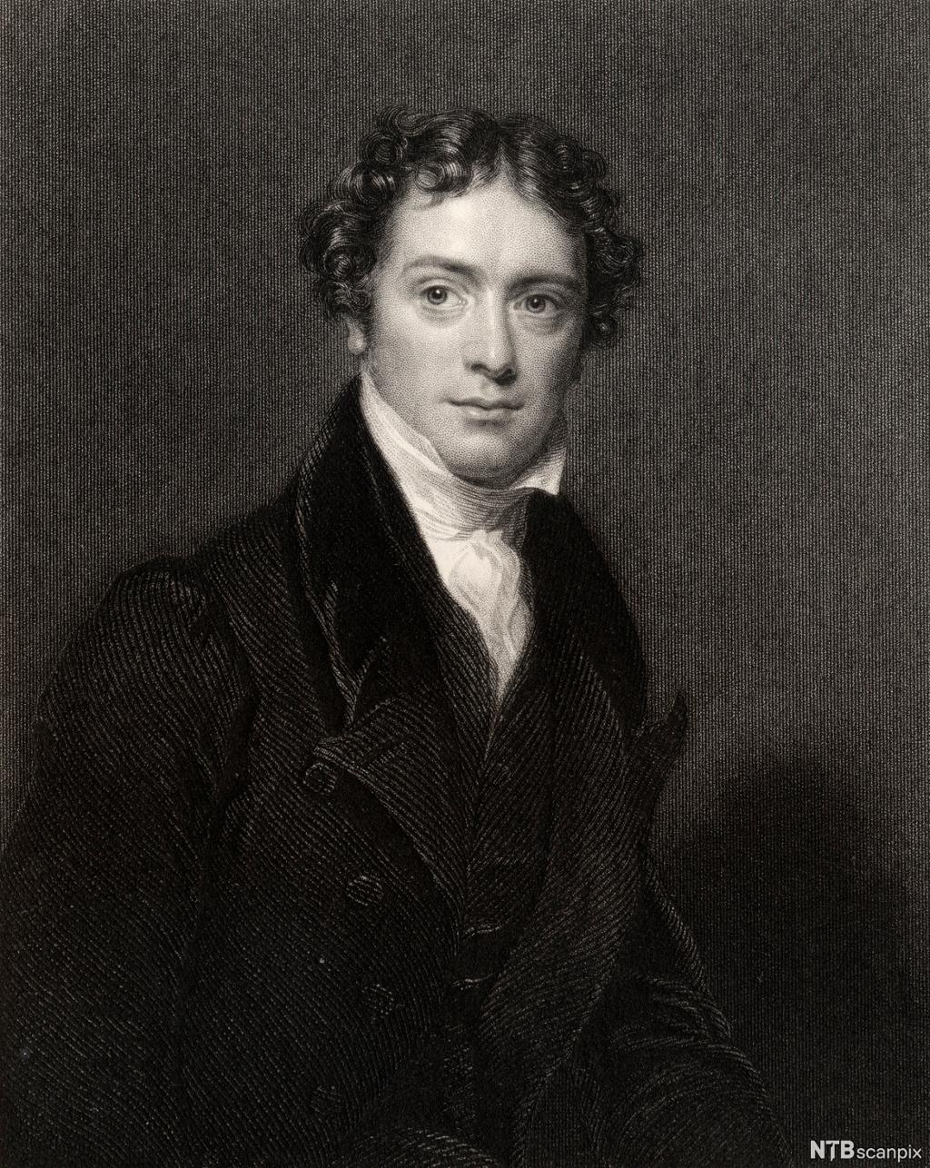 Gammelt svarthvittbilde av en formelt kledd Michael Faraday. Foto.
