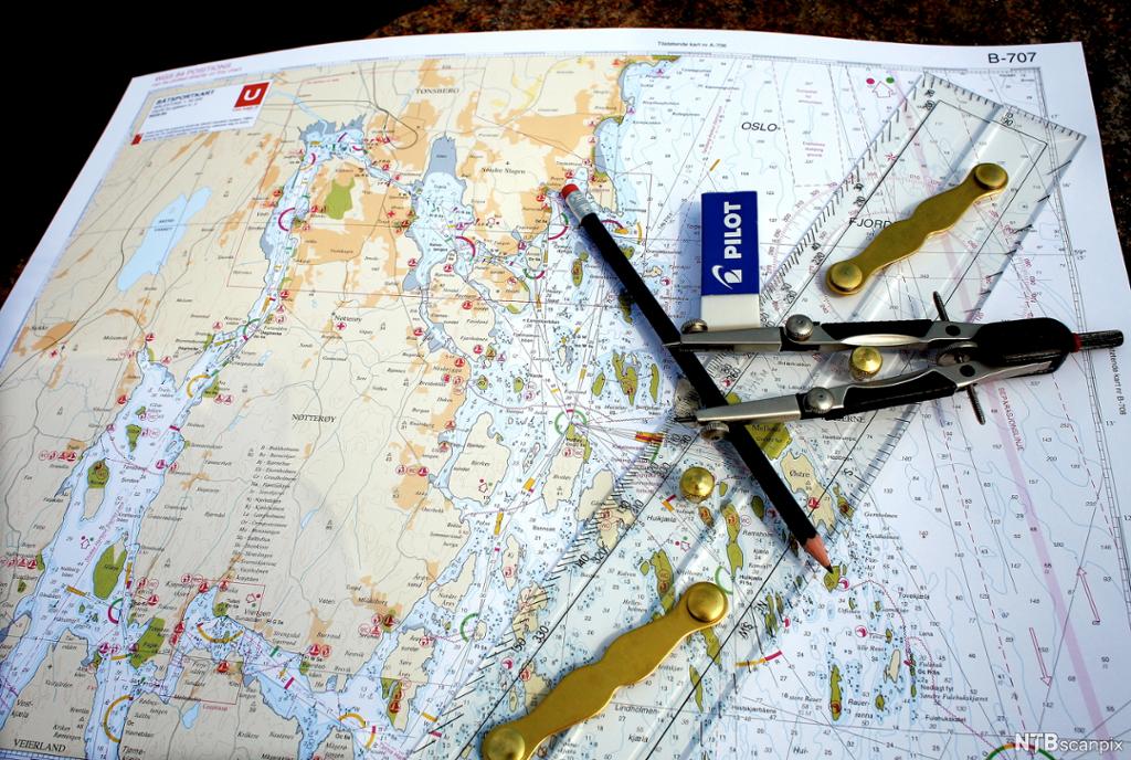 Kart som viser sjømerker, grunner og det du trenger for å navigere til sjøs. Foto. 