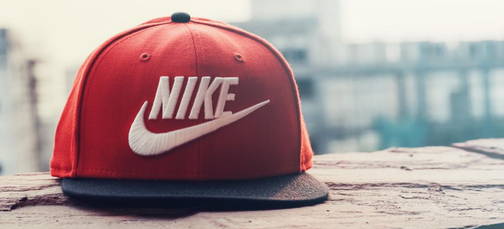 Rød Nike-caps. Foto.