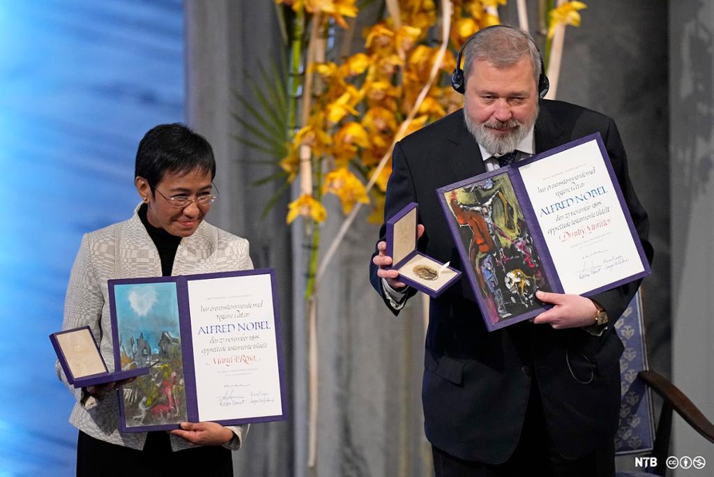 Journalistane Maria Ressa og Dmitrij Muratov tek imot Nobels fredspris i Oslo. Foto.
