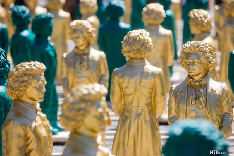 Et mylder av små statuer. Mange av statuene er forgylte, noen er grønne, og alle er statuer av den tyske komponisten Ludwig van Beethoven. Foto.