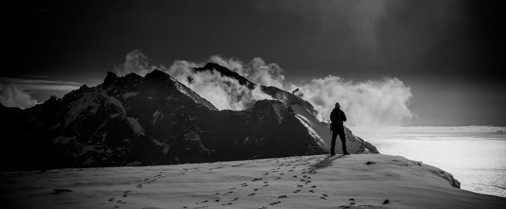 Landskapsbilde fra Lofoten. Utsikt til fjell med skyer. Foto.