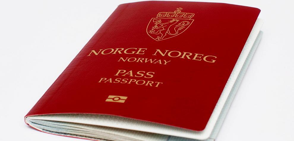 Lite hefte med raudt omslag og påskrift Norge Noreg Norway pass passport. Foto.