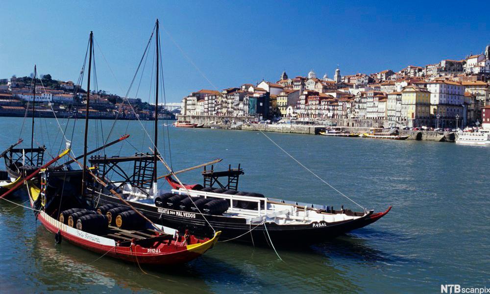 bilde av tradisjonelle portvinsbåter liggendes i havnen i Porto