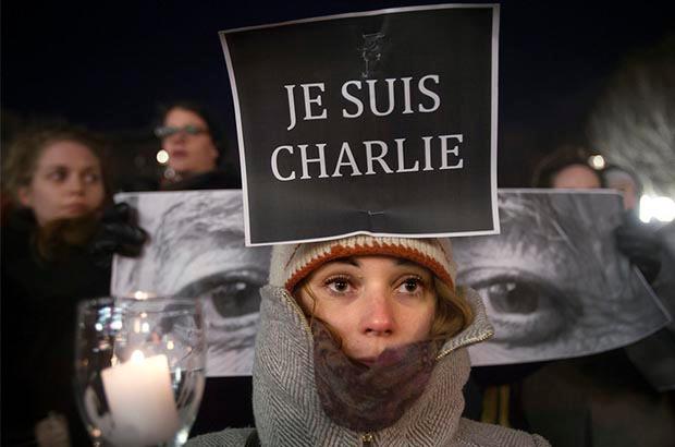 Jente markerer sin støtte til ytringsfriheten etter terrorangrepet på satiremagasinet Charlie Hebdo. Foto.