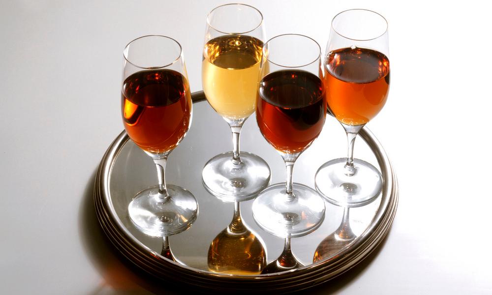 Glas med fire typar sherry på eit glasfat. Foto.