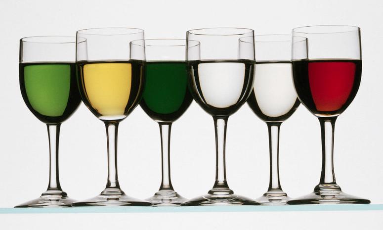 Bilde av 12 glass med forskjellige likører.
