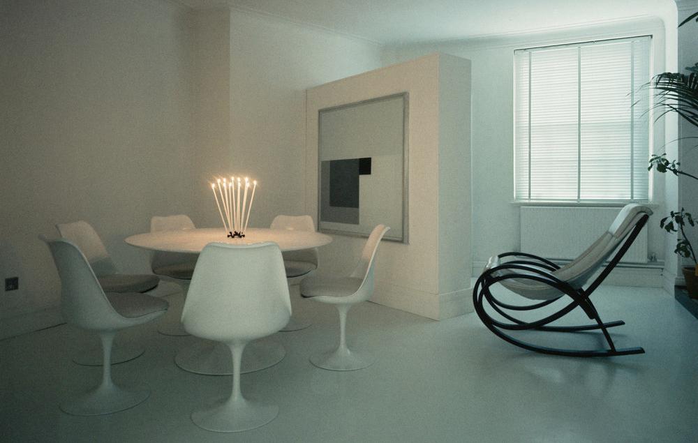 Interiør med Tulipanstolen som Eero Saarien har designa. Foto