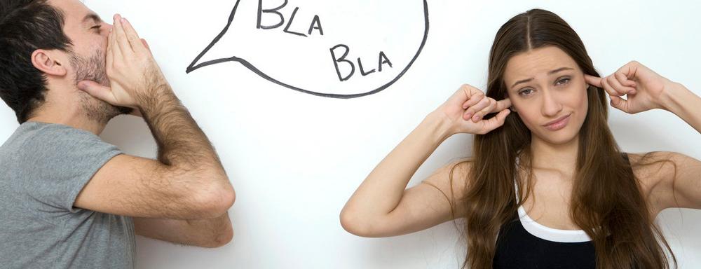 Mann som roper, og kvinne som holder seg for ørene. En snakkeboble med teksten "Bla bla" representerer det mannen roper. Foto.