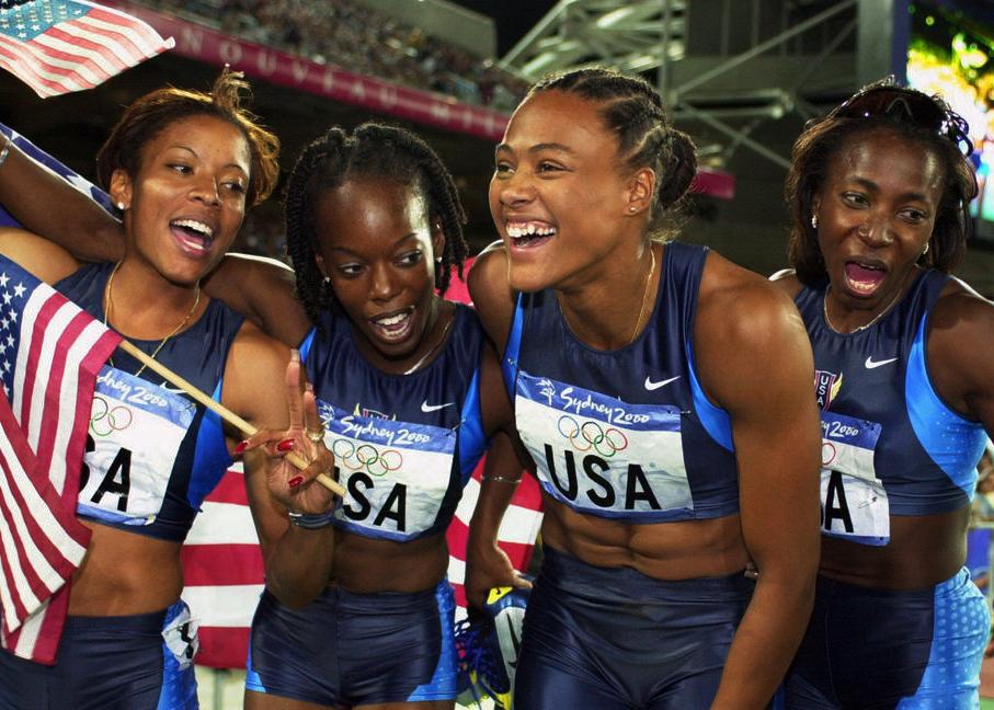 Marion Jones og hennes lagvenninner jubler etter stafettseier i Sydn
