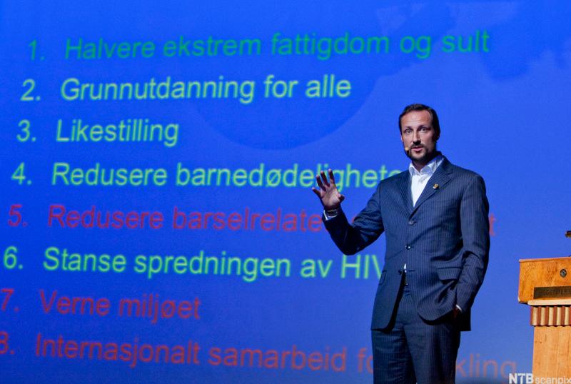Kronprins Haakon holder foredrag om tusenårsmålene. Foto.