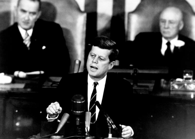John F. Kennedy holder tale om månelandingen. Foto.