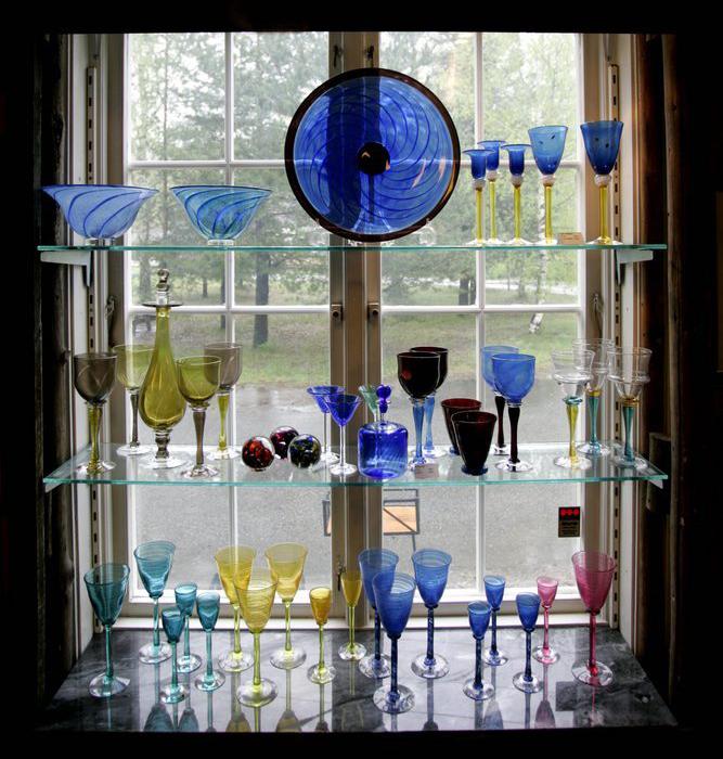 Fargerike glass på utstilling i et vindu. Foto