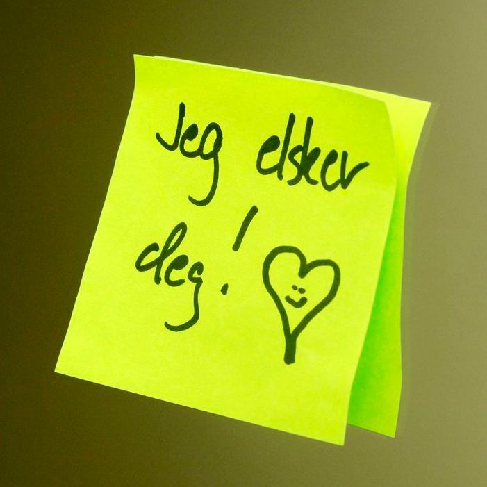 Ein gul lapp med påskrifta "Eg elskar deg" og eit hjarte. Foto.