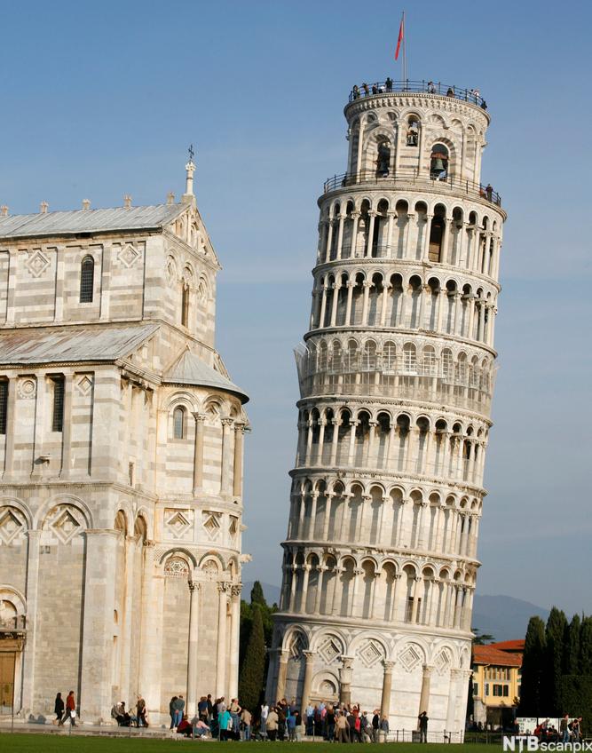 Det skjeve tårn i Pisa. Foto.